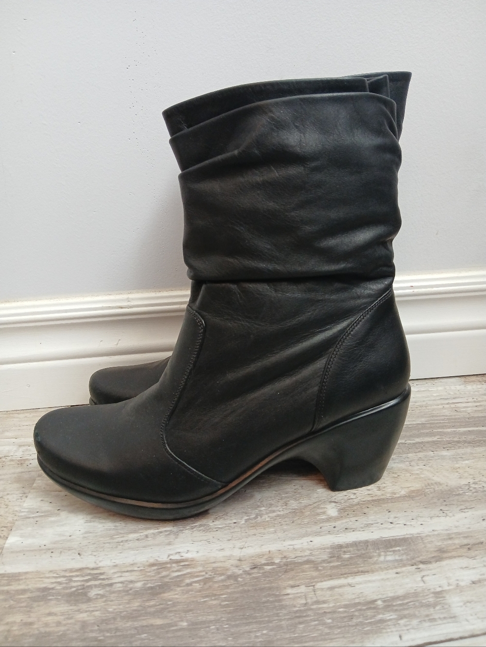 NAOT Modesto Leather Scrunch Ankle Boots Size 38 (7-7.5) Black - Picture 4 of 12